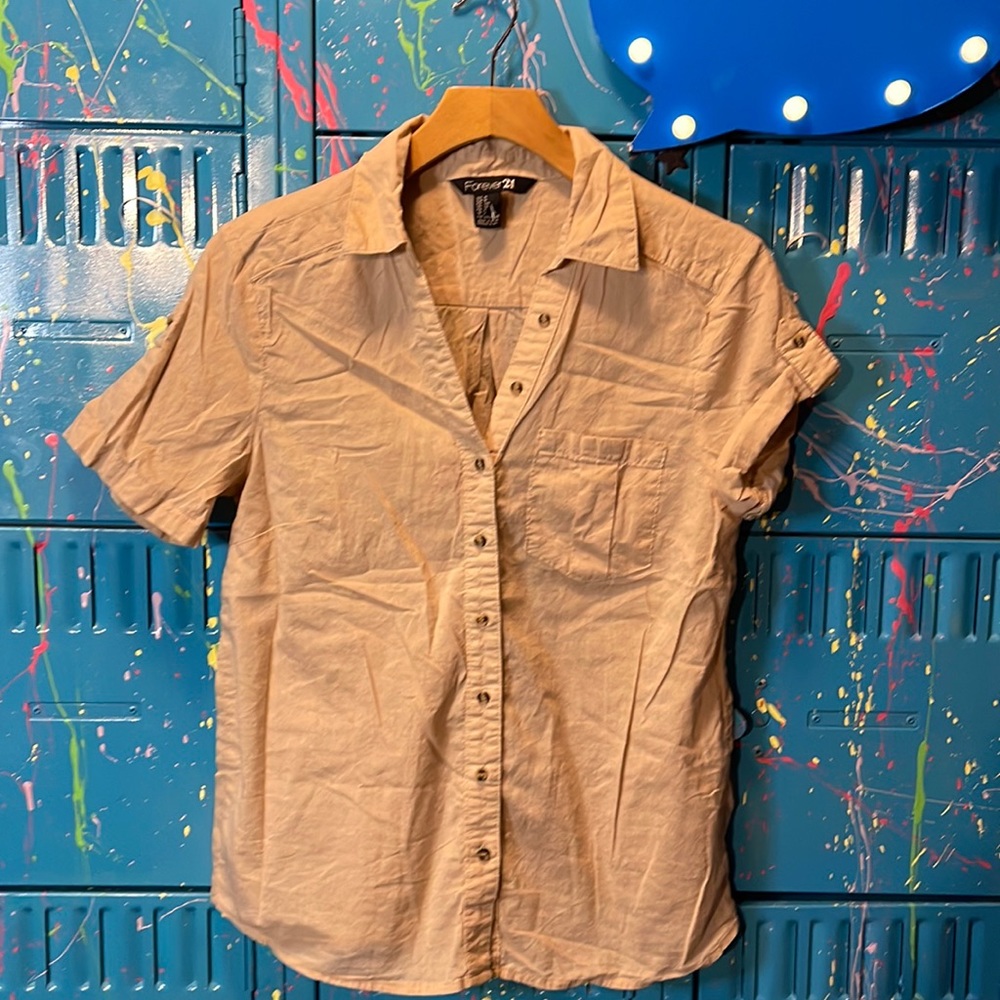 💰🚨CLEARANCE 🚨💰 
Forever 21. Size 8. Tan shirt. B142